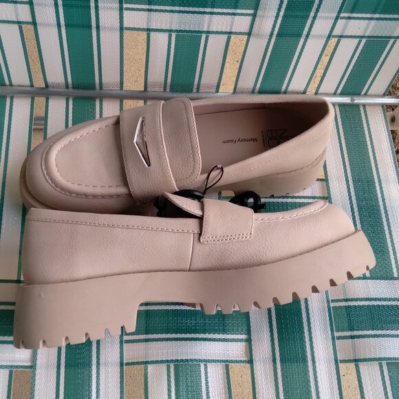 No Boundaries Women's 9 Lug Slip On Loafers - Picture 4 of 6